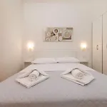 Tamara - *